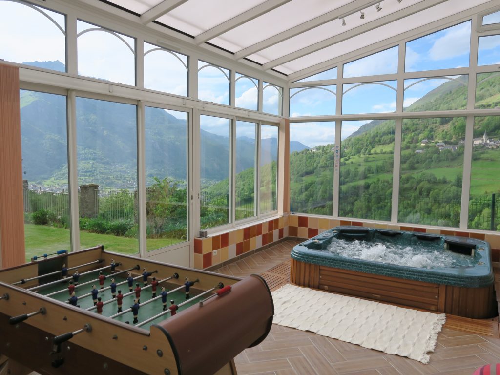 Véranda avec jacuzzi et baby-foot